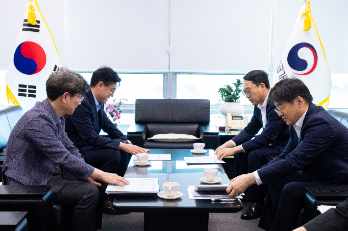 김재준 군산시장이 29일 문성요 새만금개발청장을 찾아 면담하고 있다. 군산시 제공