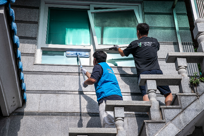 28일 오후 전문 청소업체와 쿠팡풀필먼트서비스 직원들이 서해구 관내 임시 대피소에 체류해온 주민의 거주지를 청소하고 있다. 쿠팡풀필먼트서비스 제공