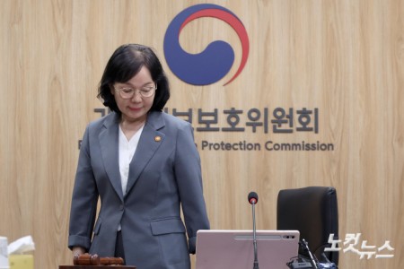 전체회의 참석하는 송경희 위원장