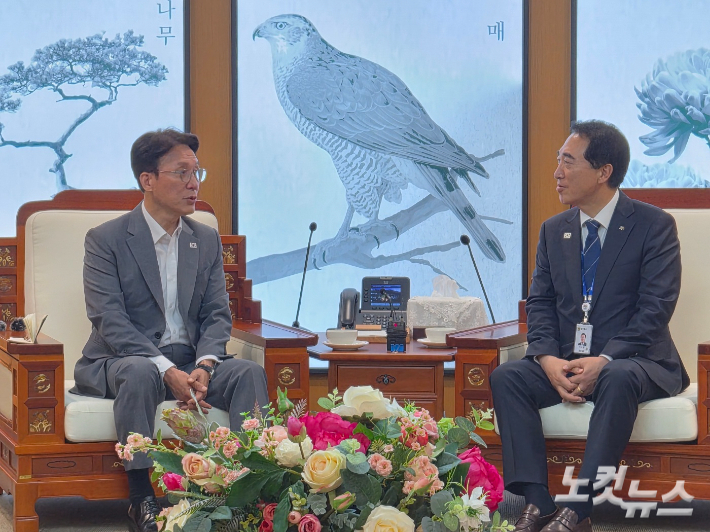 29일 충남도청을 방문한 김민석 더불어민주당 당 대표 후보(왼쪽)와 박수현 충남지사. 김정남 기자
