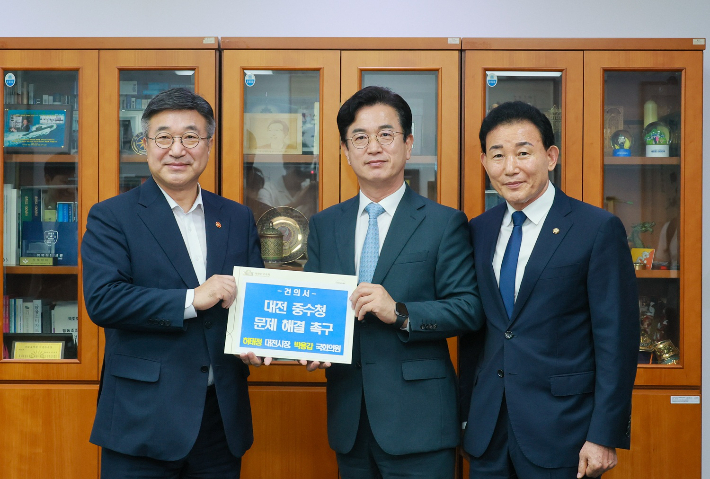 (왼쪽부터)윤호중 행정안전부 장관, 허태정 대전시장, 박용갑 국회의원. 대전시 제공