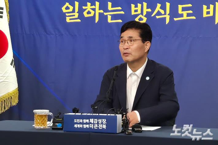 지난 13일 전북도청 브리핑룸. 이원택 전북도지사의 첫 기자회견. 송승민 기자