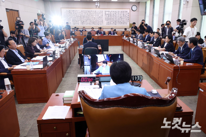 29일 서울 여의도 국회에서 열린 법제사법위원회 전체회의에서 서영교 위원장이 의사봉을 두드리고 있다. 윤창원 기자