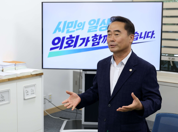 조성칠 대전시의회 의장이 시의회 새 의정 구호를 설명하고 있다. 대전시의회 제공