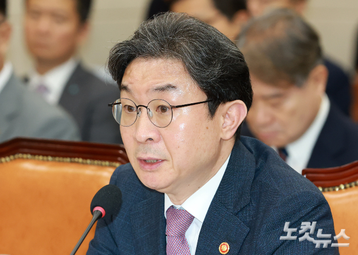 이억원 금융위원장이 29일 서울 여의도 국회에서 열린 정무위원회 전체회의에서 의원들의 질의에 답하고 있다. 윤창원 기자
