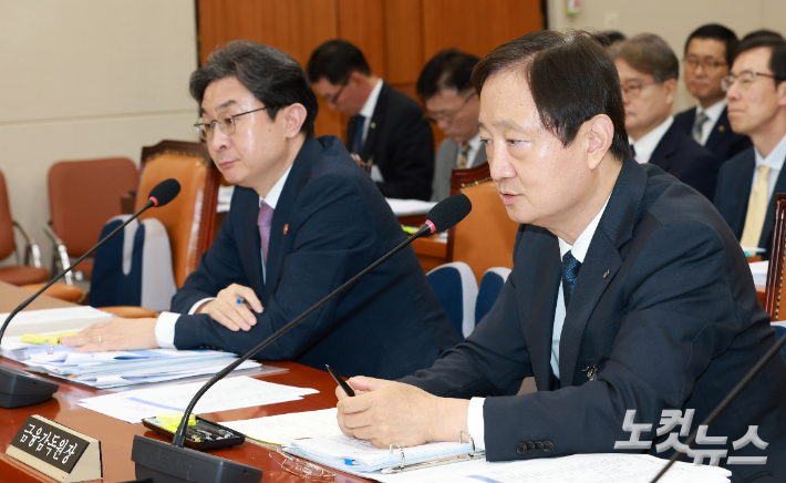 이억원 금융위원장과 이찬진 금융감독원장이 29일 서울 여의도 국회에서 열린 정무위원회 전체회의에서 의원들의 질의에 답하고 있다. 윤창원 기자