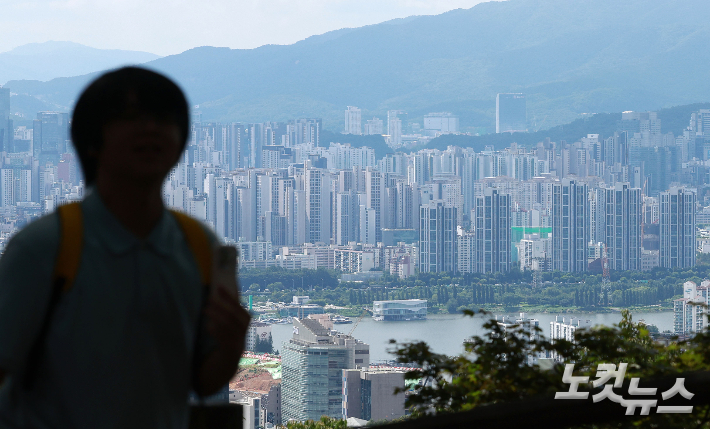29일 서울 남산에서 바라본 서울 시내 아파트 단지의 모습. 류영주 기자