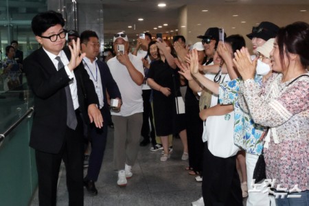 지지자들과 인사하는 한동훈 이ㅡ원