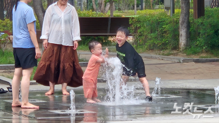 28일 대구 서구 평리공원 바닥분수에서 아이들이 물놀이를 하며 더위를 식히고 있다. 정진원 기자