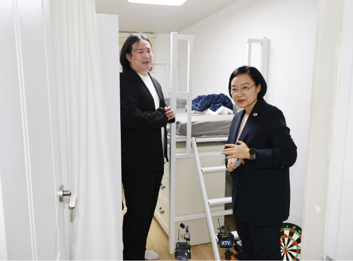 한성숙 국무총리가 29일 서울 강북구 안무서운 셰어하우스를 방문, 유승규 안무서운 회사 대표로부터 고립ㆍ은둔청년의 거주공간에 대해 설명듣고 있다. 연합뉴스