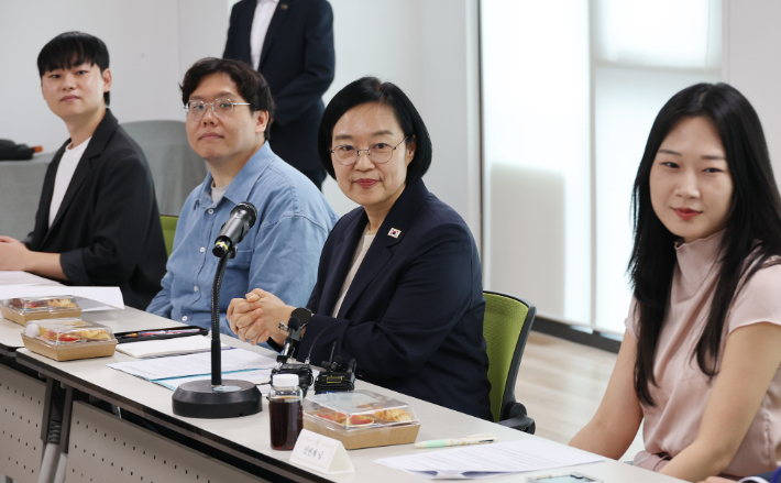  한성숙 국무총리가 29일 서울 강북구 안무서운회사를 방문, 고립·은둔 경험 청년 등과 간담회를 하고 있다. 연합뉴스