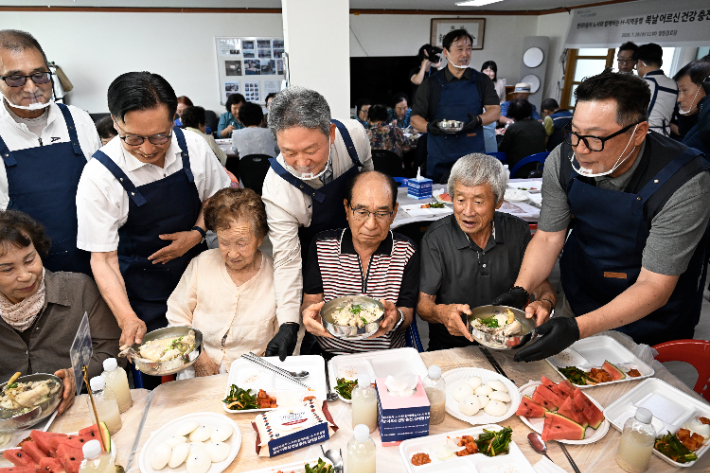 현대차 노사는 29일 북구 양정경로당에서 'H-지역동행 삼계탕 데이' 행사를 마련했다. 현대자동차 제공