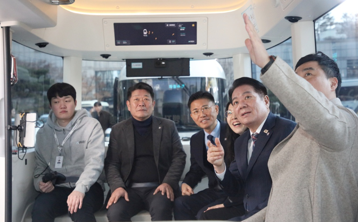 최대호 안양시장(오른쪽 두번째) 이계삼 안양시 부시장(왼쪽 세번째)을 비롯한 관계 공무원 등이 지난 3월 레벨4 자율주행 셔틀을 시승하고 있다. 안양시 제공