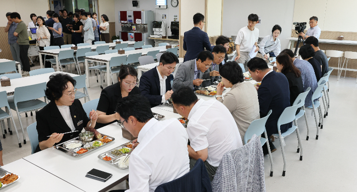 의회운영위원회가 동부청사 직원들과 구내식당에서 식사하고 있다. 전남광주통합특별시의회 제공