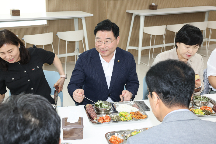 신민호 위원장이 동부청사 직원들과 식사하며 밝은 표정을 짓고 있다. 전남광주통합특별시의회 제공