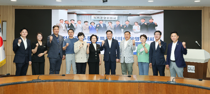 의회운영위 동부청사 방문 기념촬영. 전남광주통합특별시의회 제공