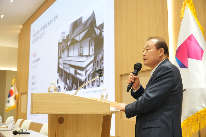 양재생 부산상공회의소 회장이 부산독립운동기념관 설립 정책토론회에서 기조발제를 하고 있다. 부산상공회의소 제공