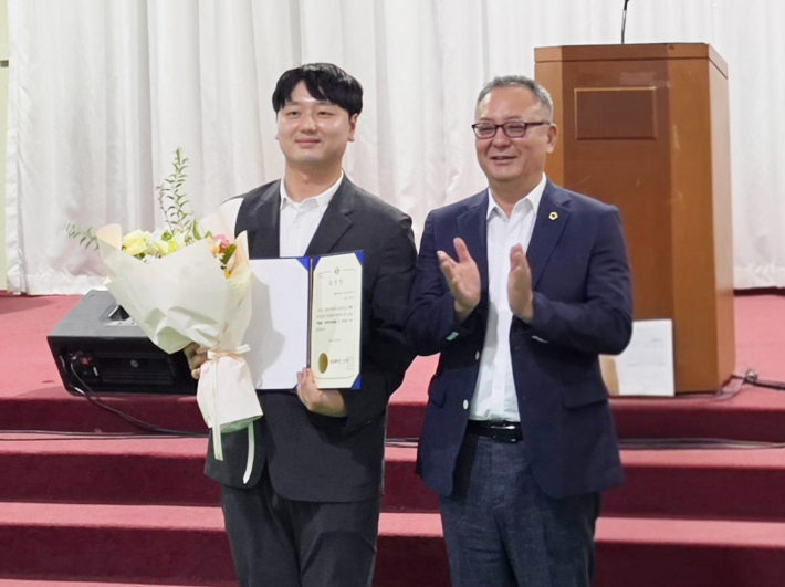 BNK경남은행 정한욱 계장(사진 왼쪽)이 '창원특례시장 표창'을 받고 있다. BNK경남은행 제공