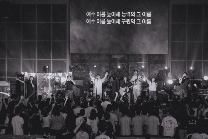 예수전도단 대전ㆍ청주ㆍ천안 연합 찬양팀이 찬양을 하고 있다. 예수전도단 제공