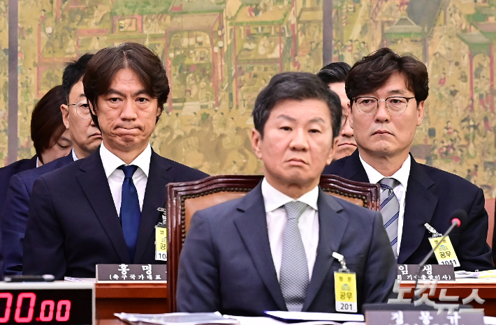 홍명보 축구 국가대표팀 감독이 2024년 9월 24일 서울 여의도 국회에서 열린 문화체육관광위원회의 대한축구협회 등에 대한 현안질의에 참석하고 있다. 윤창원 기자