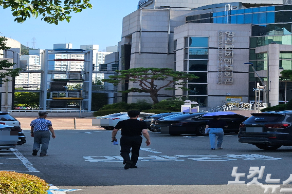 29일 경남 양산에서 시민들이 폭염을 피하기 위해 그늘 위주로 다니거나 양산을 쓰고 있다. 이형탁 기자 