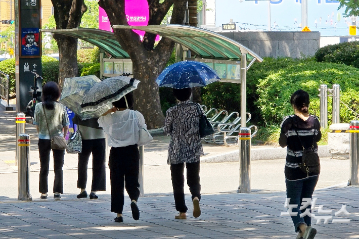 29일 부산의 낮 기온이 38.8도까지 올라 기상관측 이후 최고 기온을 기록했다. 송호재 기자