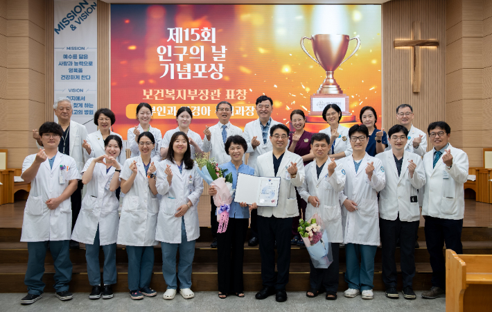 보건복지부 장관 표창을 받은 김경아 과장이 28일 예수병원 예배실에서 의료진과 함께 수상의 기쁨을 나누고 있다. 예수병원 제공