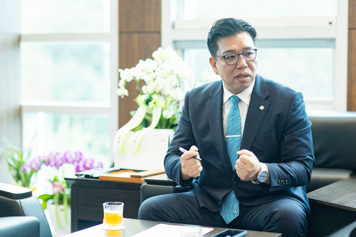 화성시의회 이계철 의장이 지난 24일 CBS노컷뉴스와 인터뷰를 진행했다. 화성시의회 제공