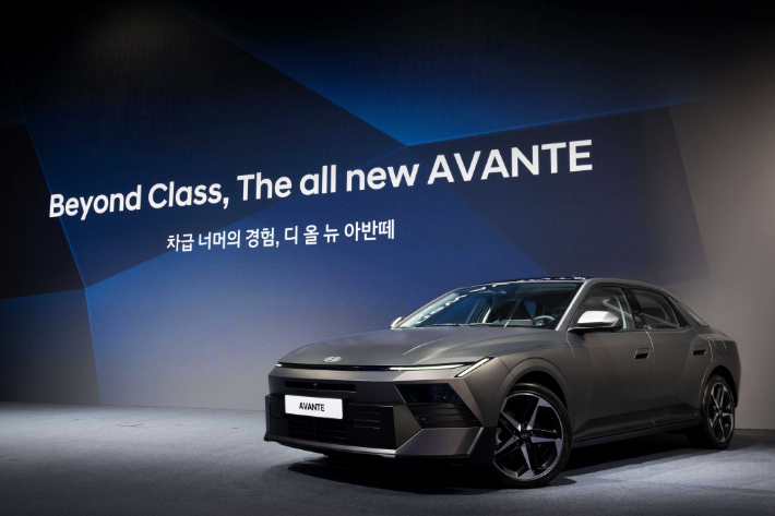 디 올 뉴 아반떼 테크 데이에 전시된 디 올 뉴 아반떼. 현대차 제공