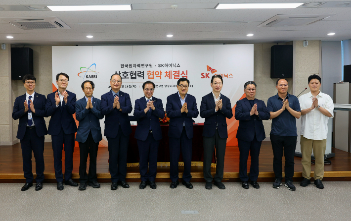 주낙영 경주시장과 임인철 한국원자력연구원 원장 직무대행, 송준호 SK하이닉스 부사장 등 관계자들이 28일 경주 양성자과학연구단에서 열린 반도체 방사선 신뢰성 평가기술 고도화를 위한 업무협약(MOU) 체결식에서 기념촬영을 하고 있다. 경주시 제공