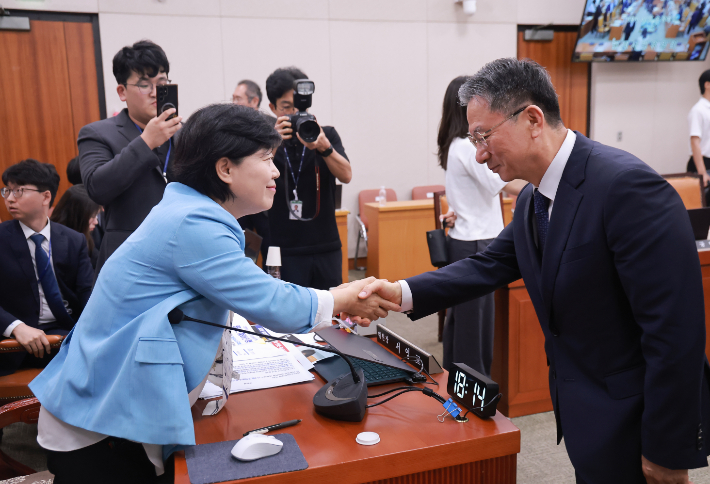 '보완수사권 폐지' 형소법 개정안 처리 뒤 악수하는 법사위원장과 법무장관. 연합뉴스