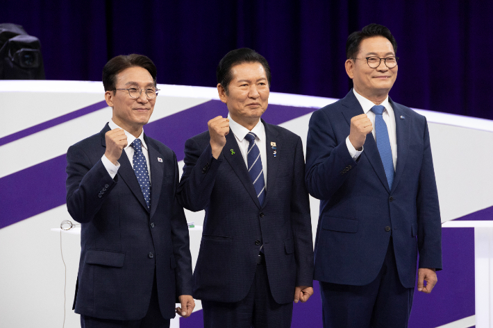 29일 서울 마포구 MBC에서 열린 더불어민주당 당 대표 선출을 위한 후보자 방송토론회에서 김민석(왼쪽부터), 정청래, 송영길 후보가 기념 촬영을 하고 있다. 연합뉴스