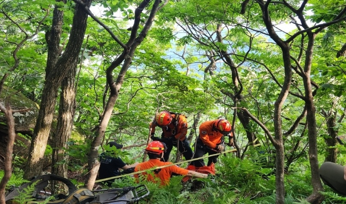 29일 오후 3시 48분쯤 대구 동구 도학동 팔공산에서 '사람이 떨어졌다'는 신고가 접수됐다. 대구소방안전본부 제공
