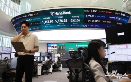 30일 오전 서울 중구 하나은행 딜링룸에 지수가 표시돼 있다. 이날 코스피는 전 거래일 대비 18.53포인트(0.33%) 오른 5,681.77에, 코스닥은 7.96포인트(1.20%) 내린 654.72에 개장했다.