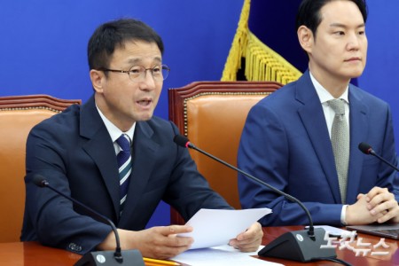 더불어민주당 한병도 당대표 직무대행 겸 원내대표가 30일 서울 여의도 국회에서 열린 정책조정회의에서 발언을 하고 있다.