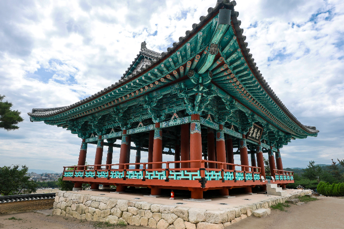 역사와 자연경관이 어우러진 금장대 모습. 경주시 제공
