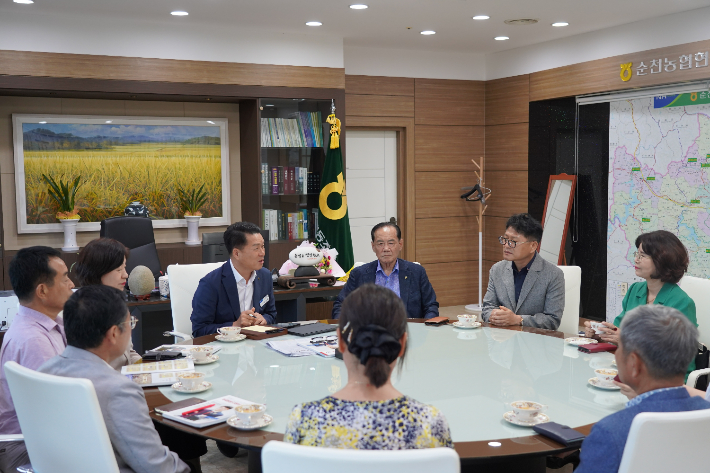 표창 수여 전 간담회. 순천농협 제공