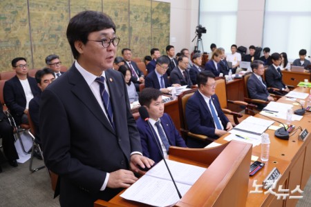 축구협회 청문회에서 업무 보고하는 최휘영 문체부 장관