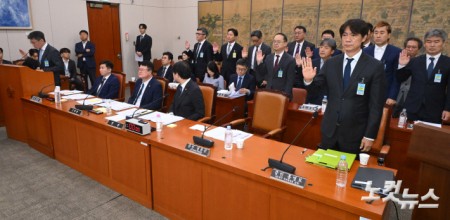 정몽규 전 대한축구협회장과 홍명보 전 축구 국가대표팀 감독, 이용수 대한축구협회 부회장, 정해성 전 국가대표 전력강화위원장 등이 30일 서울 여의도 국회에서 열린 문화체육관광위원회의 대한축구협회 현안 관련 청문회에 출석해 증인 선서를 하고 있다. 국회사진기자단