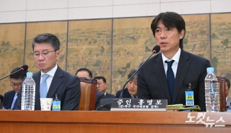 홍명보 전 축구 국가대표팀 감독이 30일 서울 여의도 국회에서 열린 문화체육관광위원회의 대한축구협회 현안 관련 청문회에 출석해 질의에 답하고 있다. 국회사진기자단