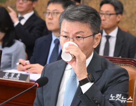 정몽규 전 대한축구협회장이 30일 서울 여의도 국회에서 열린 문화체육관광위원회의 대한축구협회 현안 관련 청문회에 출석해 물을 마시고 있다. 국회사진기자단