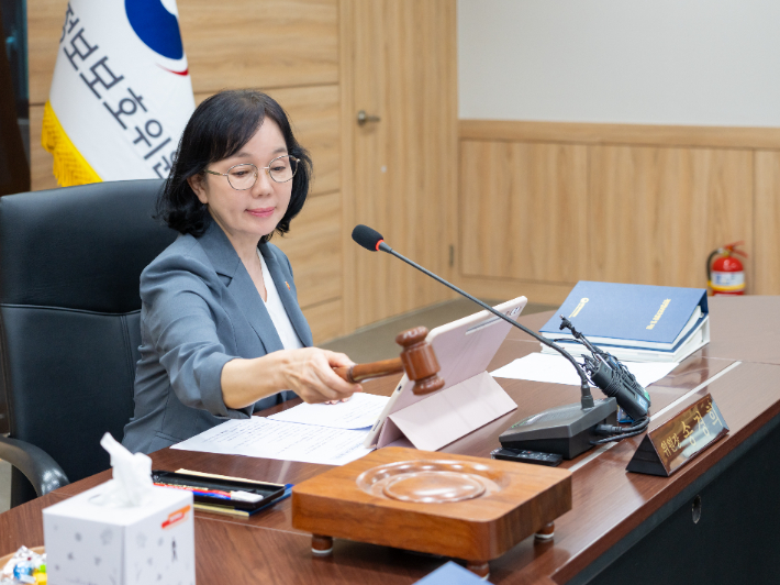 송경희 개인정보보호위원회 위원장이 정부서울청사에서 개최된 제15회 전체회의에서 국민의례를 하고 있다. 개인정보보호위원회 제공