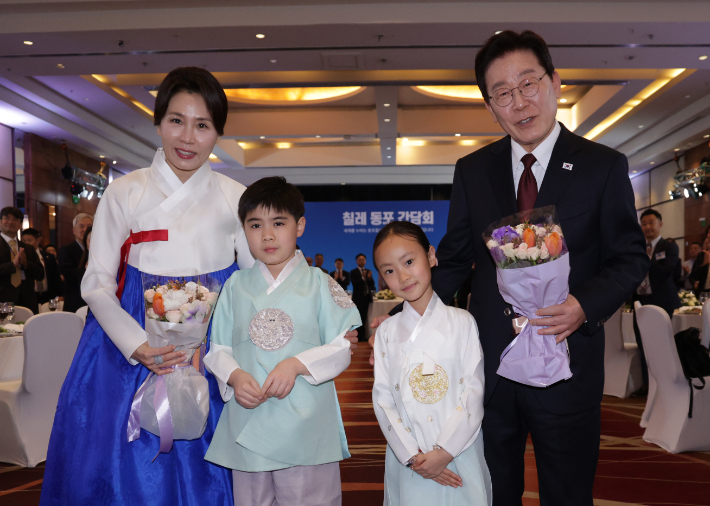 이재명 대통령과 김혜경 여사가 29일(현지시간) 칠레 산티아고 한 호텔에서 열린 동포 만찬간담회에서 화동과 기념촬영을 하고 있다. 연합뉴스