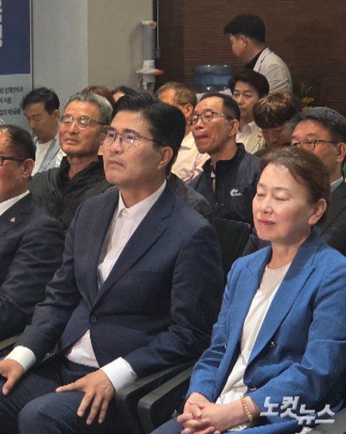 이원택 전북도지사와 이 지사의 배우자인 이은주 전 전북도 과장(왼쪽부터). 최명국 기자