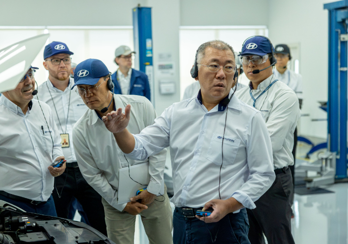 정의선 회장이 현대차 브라질공장 임직원들과 차량 품평을 진행하고 있다. 현대차그룹 제공