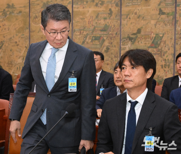 정몽규 전 대한축구협회장(왼쪽)과 홍명보 전 축구대표팀 감독이 30일 서울 여의도 국회 문화체육관광위원회에서 열린 대한축구협회 현안 관련 청문회에 증인으로 출석하고 있다. 윤창원 기자
