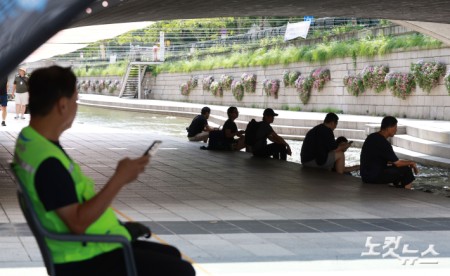 서울시는 최근 청계천에서 방문객이 던져넣은 동전을 무단 수거하거나 몸을 씻는 등 잇달아 질서 위반 행위가 발생함에 따라 감시 인력을 배치하고 과태료 부과를 위한 제도 마련에 나선다고 밝힌 가운데 30일 서울 중구 청계천에 서울시설공단 소속 시설안전요원이 감시를 위해 배치돼 있다.