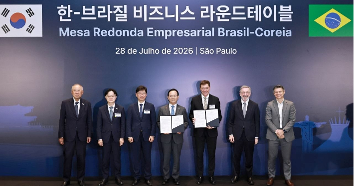왼쪽부터 한국경제인협회 류진 회장, 산업통상부 김정관 장관, 우주항공청 오태석 청장, KAI 김종출 사장, 엠브라에르 프란시스코 고메스 네토 사장. KAI 제공