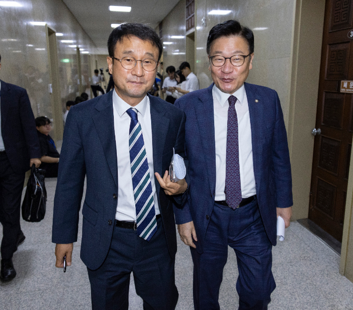 더불어민주당 한병도 원내대표(왼쪽)와 국민의힘 정점식 원내대표가 30일 국회 운영위원회 위원장실에서 선거관리위원회 특검법에 대한 협의를 진행한 뒤 각자 일정에 참석하기 위해 이동하고 있다. 연합뉴스