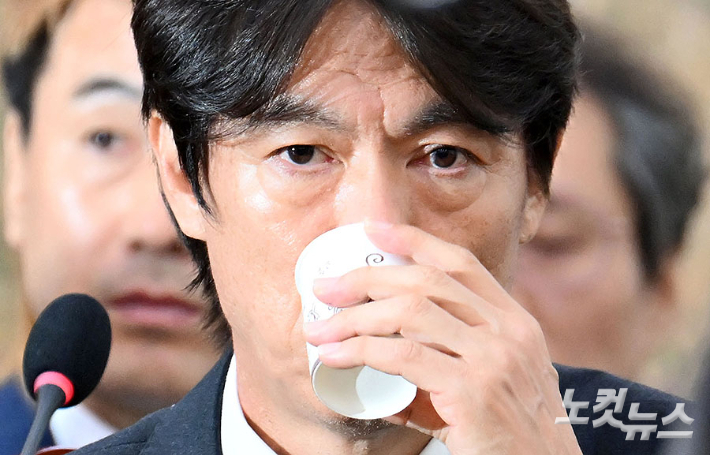 청문회에 출석해 물 마시는 홍명보 전 감독. 황진환 기자